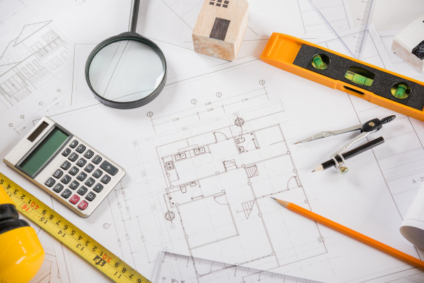 建筑办公室的桌子上有房屋平面图蓝图和维修工具的俯视图图片下载