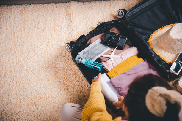 女人把衣服装进行李，准备开始新的旅程图片下载