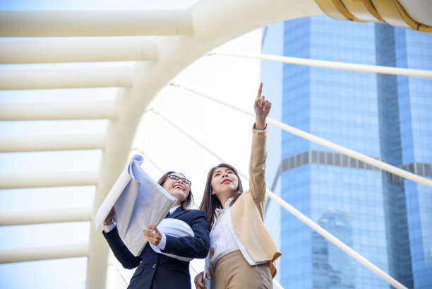 集团多元化合作伙伴商务会议信任商人和妇女在一起交谈现代城市亚洲团队合作团队会议与商业人士一起工作的沟通概念图片下载