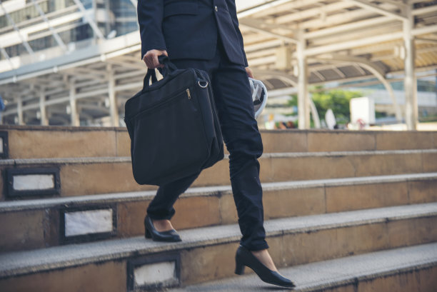 在现代城市生活中，拥挤的商务人士步行上班到办公室工作。人群工人群的人们忙碌着生活，与商人、男人在城市街头生活。业务人员的概念。图片下载