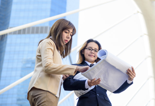 集团多元化合作伙伴商务会议信任商人和妇女在一起交谈现代城市亚洲团队合作团队会议与商业人士一起工作的沟通概念图片下载