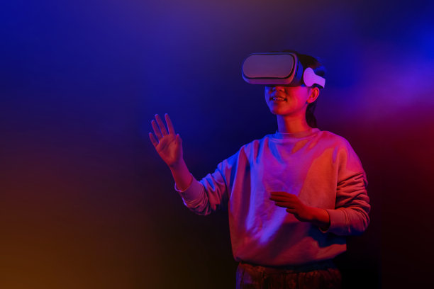 青少年与虚拟现实眼镜上的蓝色和红色的背景。图片下载
