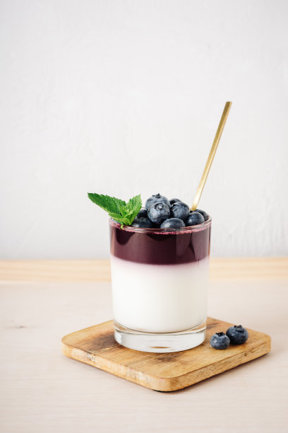 酸奶果冻加蓝莓。图片下载