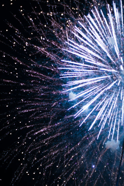 鲜艳多彩的烟花在黑色背景图片下载