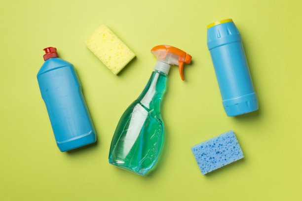 许多不同的房屋清洁产品的颜色背景，俯视图图片下载