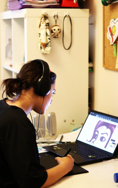 十几岁的设计师在家里的卧室里工作图片下载