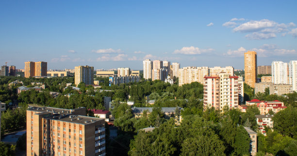 夏日俯瞰现代住宅和绿树图片下载