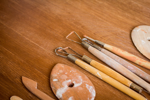陶艺工作室设备。木制建模工具集。肋骨，环，线，缎带工具。艺术的爱好图片下载