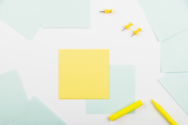 重要的信息呈现在备忘录，大头针和标记周围的笔记。关键信息用纸片展示。关键Announcemets显示。图片下载