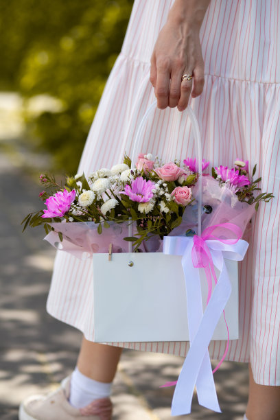 一个女孩手里拿着一束美丽的鲜花图片下载