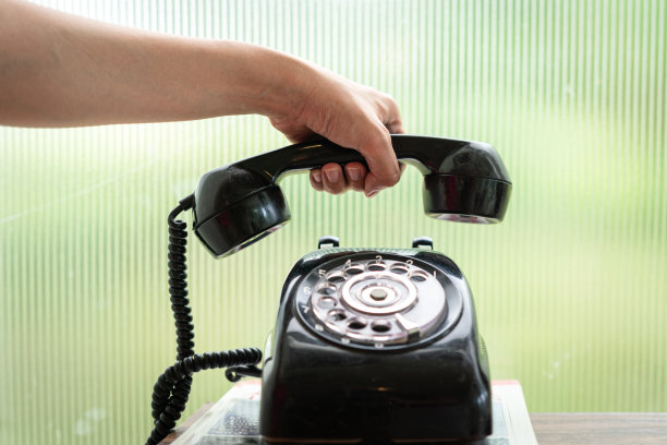 使用老式模拟电话。图片下载