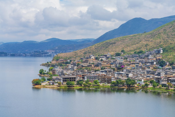 洱海和中国云南省的村庄和山脉的自然美景图片下载