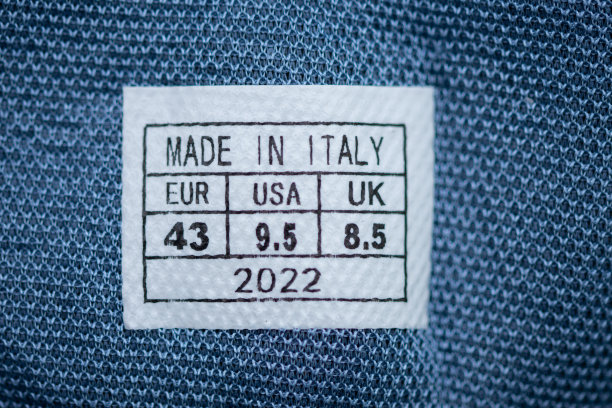 运动鞋上的标签显示国家，价格和尺寸图片下载