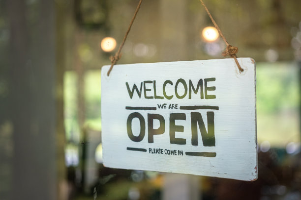 “欢迎,开放”招牌。图片下载