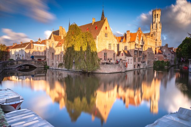 布鲁日，日出时的Rozenhoedkaai运河倒影和模糊的云层图片下载