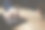 男性正在使用电脑进行社交媒体和在线营销，包括在家工作。在这个世界上搜寻信息图片下载