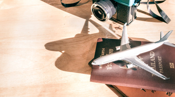 旅行的概念。护照和模型飞机。图片下载