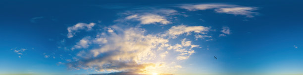深蓝色的日落天空全景与积云。球面等矩形格式的无缝hdr帕诺。完整的天顶三维可视化，游戏和天空替换空中无人机360全景图片下载