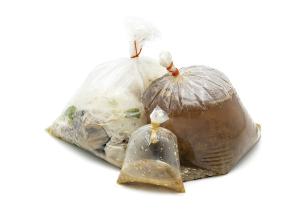 牛肉猪肉面和酸味汤汁，在白色背景上隔离。一套本地外卖塑料袋。图片下载