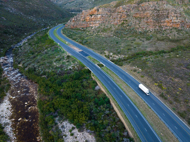 集装箱卡车沿国道行驶图片下载