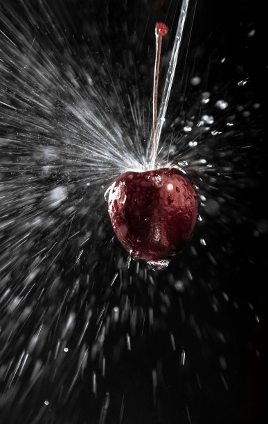 宏观甜樱桃束在一个壮观的水溅黑色背景。图片下载