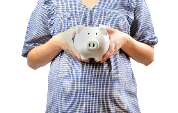 孕妇抱着隔离在白色背景下的储蓄罐，为新生儿存钱。图片下载