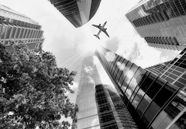 飞机飞过摩天大楼，亚特兰大。图片下载