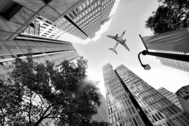 飞机飞过摩天大楼，亚特兰大。图片下载