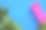 有粉色充气床垫和棕榈树的游泳池。泳池派对，夏日背景。图片下载