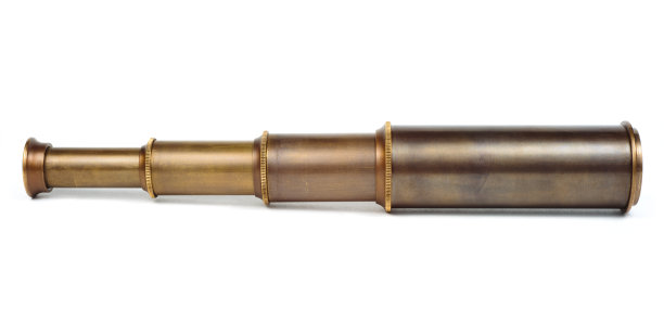 白色背景上孤立的老式望远镜。图片下载