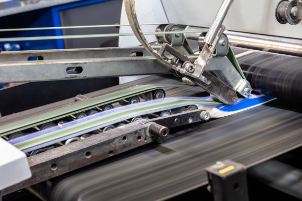 现代印刷厂加工纸张的设备图片下载