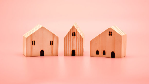 微型木屋模型孤立在淡粉色背景的房地产和房地产概念。图片下载