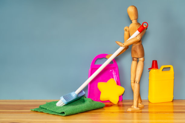 木头人正在打扫房子图片下载