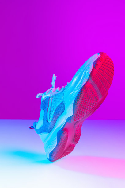 时尚运动鞋的形象，运动鞋孤立的彩色霓虹灯背景。都市都市时尚、健身、运动、训练理念。图片下载