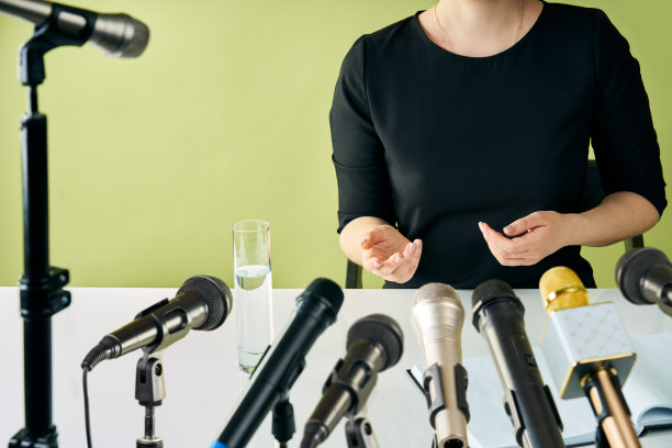 女发言人召开新闻发布会图片下载