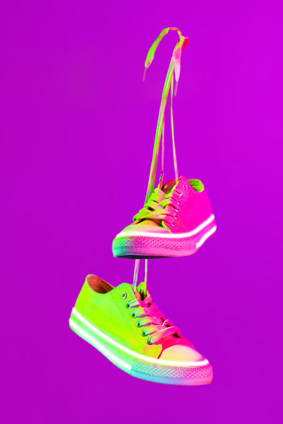 现代运动鞋在霓虹背景。运动鞋或运动鞋孤立。运动鞋。健身、运动、训练理念。城市时尚图片下载