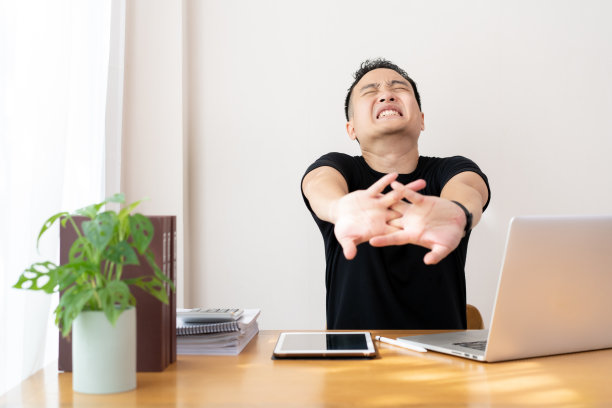 在家工作的男人。图片下载