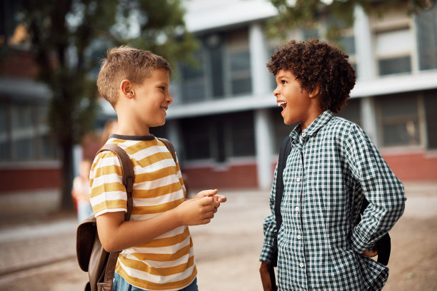 快乐的男孩们在校园里谈笑风生。图片下载