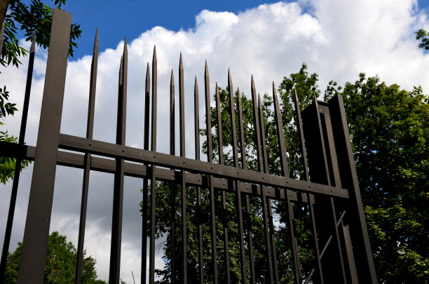 用带有弯曲尖头的锻造铁条做成的栅栏。军队守卫着基地和大使馆，加强了保护措施，以抵御内部包围。栅栏上的黑色栅栏带着危险图片下载