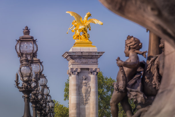 法国巴黎，亚历山大三世桥的一排路灯和雕像图片下载