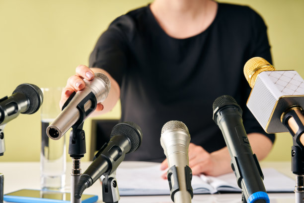 女发言人召开新闻发布会图片下载