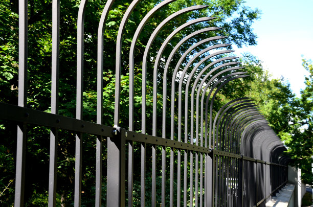 用带有弯曲尖头的锻造铁条做成的栅栏。军队守卫着基地和大使馆，加强了保护措施，以抵御内部包围。栅栏上的黑色栅栏带着危险图片下载