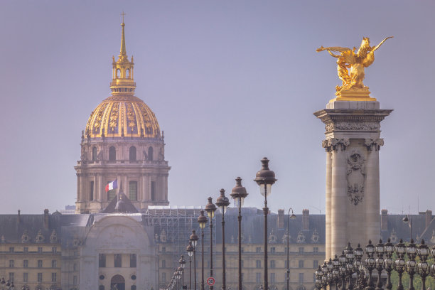 阳光明媚的巴黎，亚历山大三世桥和荣军院图片下载