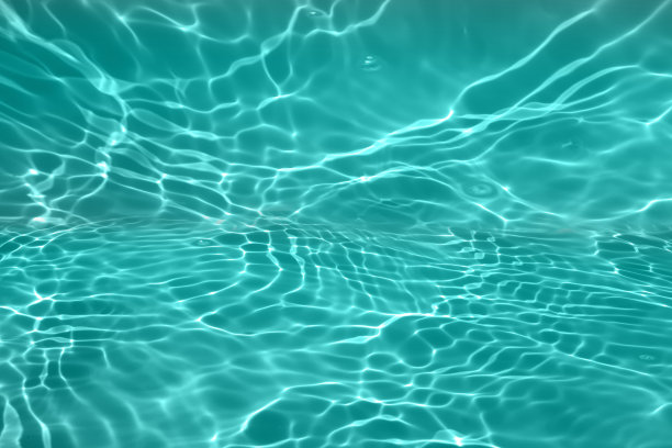 散焦模糊透明蓝色，清澈平静的水面纹理与飞溅和气泡。时髦的抽象自然背景。水波在阳光下复制空间。蓝色水彩纹理图片下载