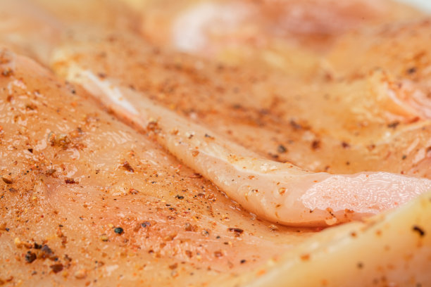 新鲜的鸡块撒上香料图片下载