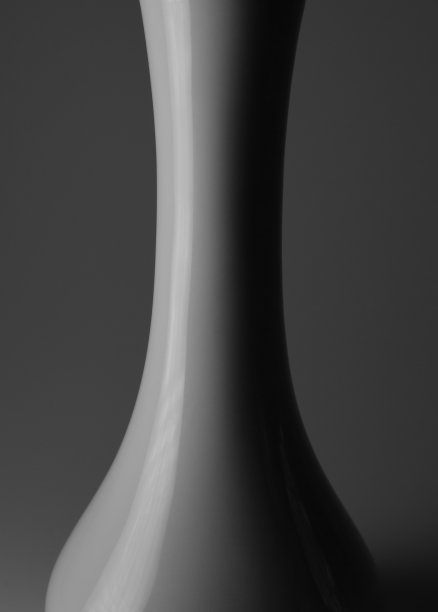 特写黑白空花瓶在灰色背景图片下载