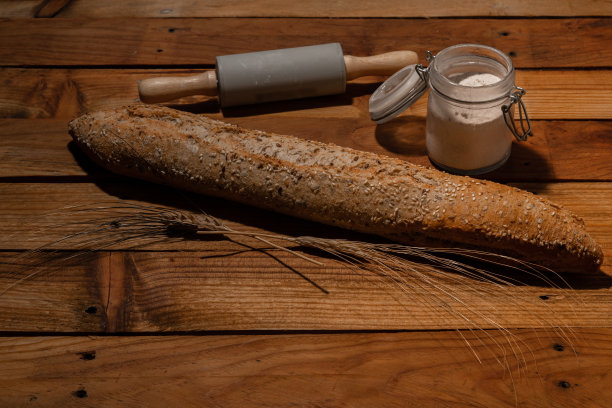 用酸面包制成的手工谷物面包图片下载