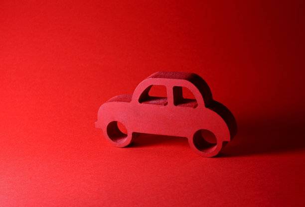 红色背景的红色木制玩具车图片下载