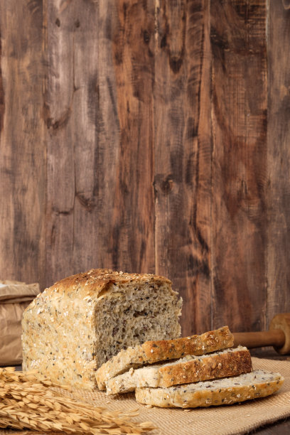 厨房木桌上的全麦全麦健康面包图片下载