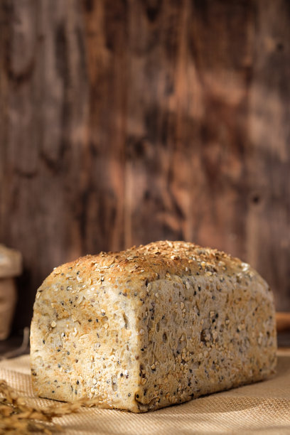 厨房木桌上的全麦全麦健康面包图片下载